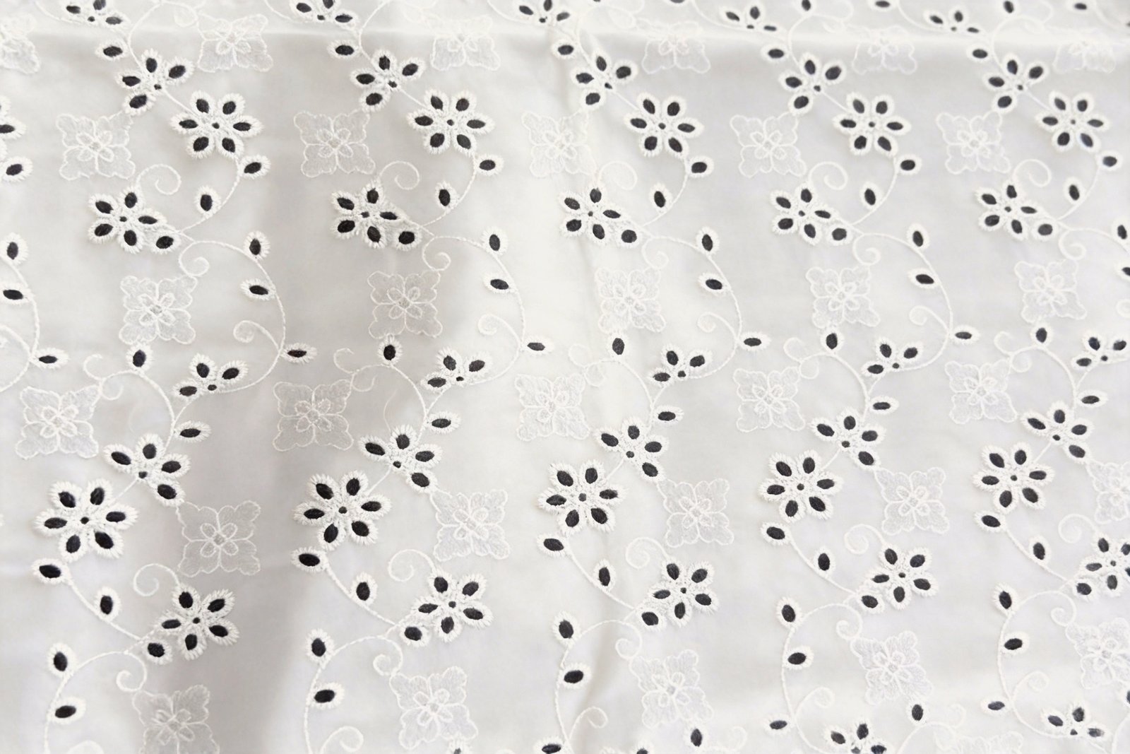 E-05 Scrollwork open sparse eyelet